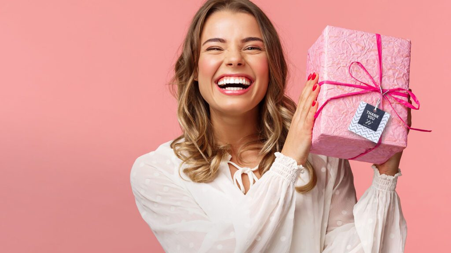 The Connection Between Corporate Gifts and Employee Engagement