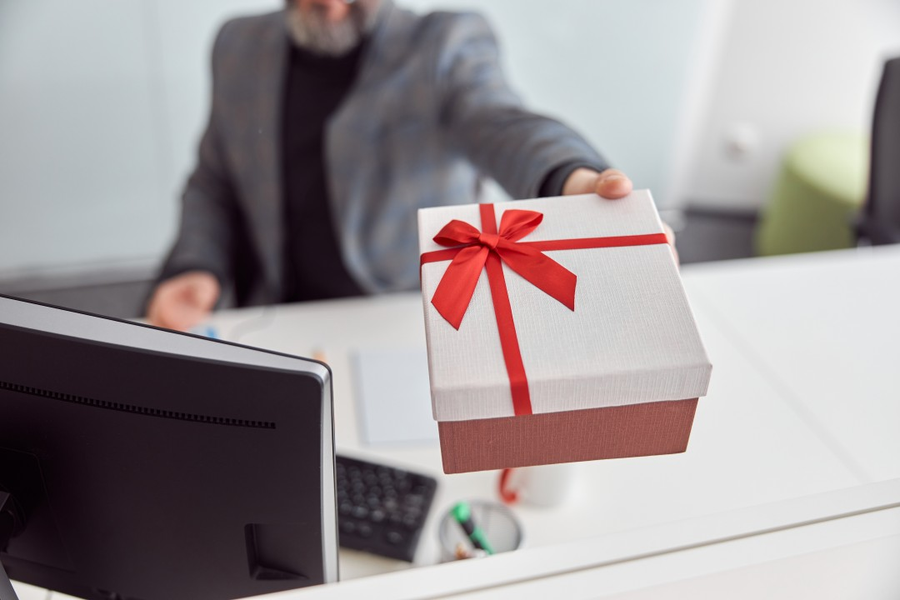 Leveraging Corporate Gifts to Boost Employee Loyalty